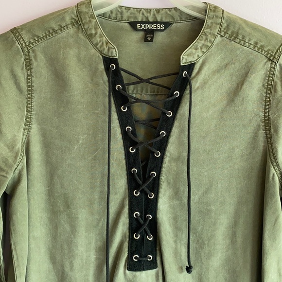 Express V-neck Shirt in Green - Picture 2 of 10